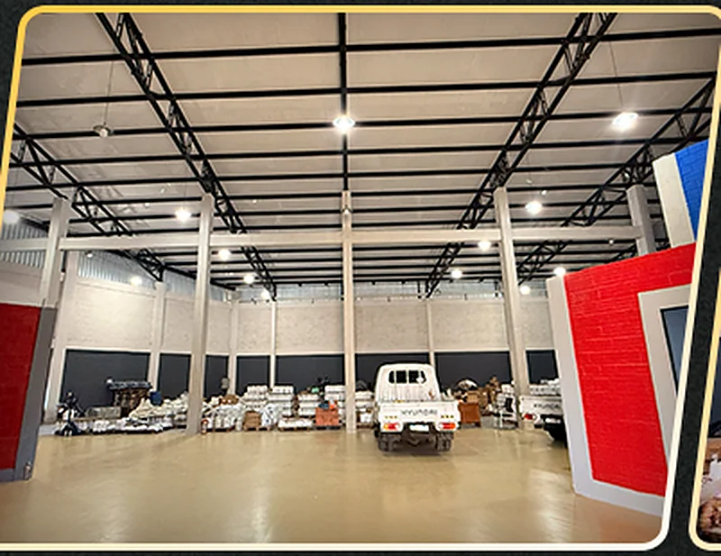 Tinglado comercial con piso industrial terminado y estructura metálica a la vista.