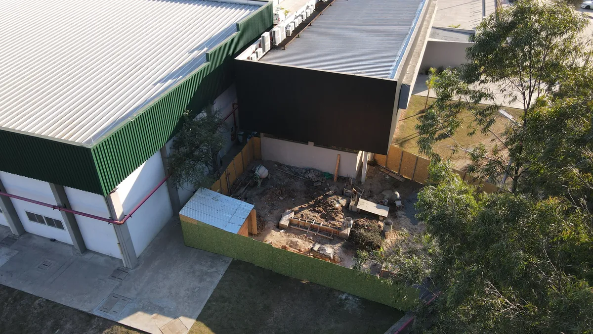 Obra en ejecución dentro de una planta en funcionamiento, con el sector de trabajo delimitado.