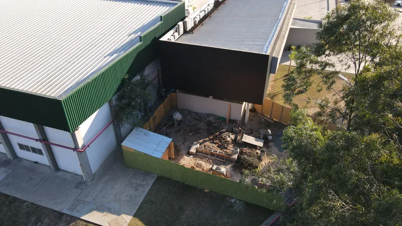 Sector de obra delimitado dentro de una planta que sigue operando.