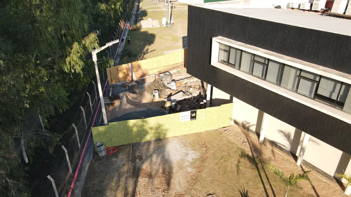 Edificio de oficinas ejecutado por V3 Constructora junto a la obra en curso, visto desde el aire.