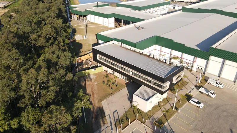 Edificio de oficinas ejecutado junto a la nave industrial del cliente.