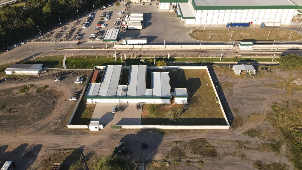 Obra industrial terminada y entregada por V3, vista aérea del predio completo.