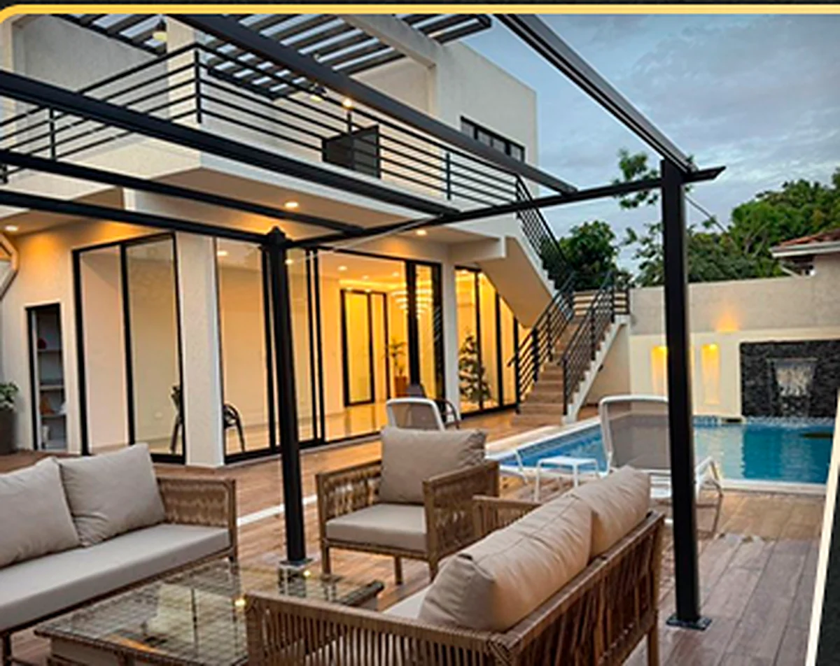 Interior de una residencia premium terminada por V3, con estar abierto a la galería y a la piscina.