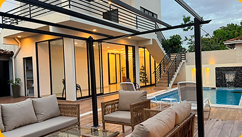 Vivienda premium terminada por V3, con galería, pérgola metálica y piscina.
